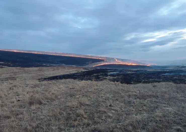 В Красноярском крае спасатели потушили горящее поле на площади 100 гектаров