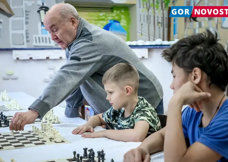 Для воспитанников красноярского детского дома № 1 провели занятия по шахматам