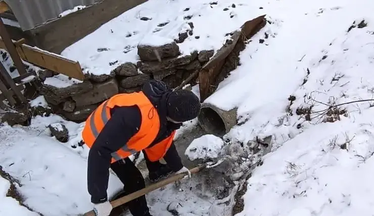 В Кировском районе Красноярска откачали талую воду