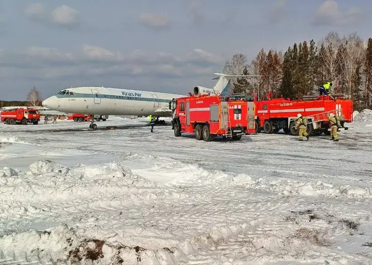 В аэропорту Красноярск прошли учения по тушению пожаров в самолётах