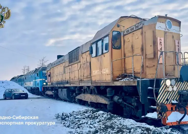 На севере Красноярского края тепловоз столкнулся с автомобилем на ж.д.-переезде