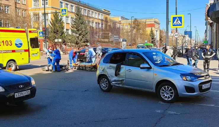 В Красноярске 21-летний мотоциклист пострадал в ДТП на Мира