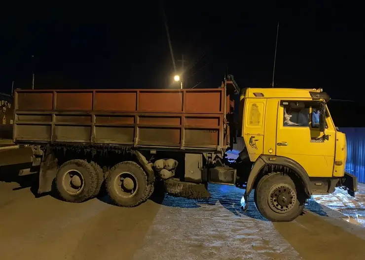 В Красноярском крае водитель грузовика насмерть сбил пенсионерку и уехал с места ДТП