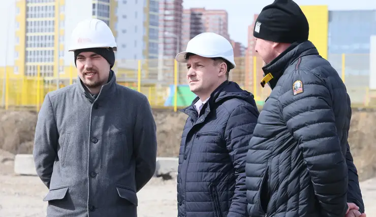 В Красноярске проверили ход строительства детского сада на Бугаче