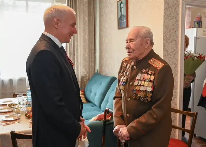 В Красноярске поздравили 103-летнего ветерана Великой Отечественной войны Ивана Шпагина