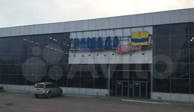В Красноярске за 150 млн продают здание бывшего мебельного магазина «Грамада» на Красрабе
