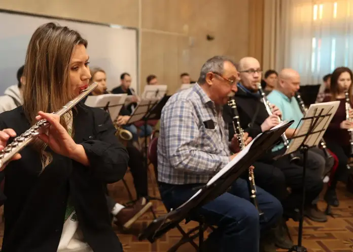 Красноярский духовой оркестр благодаря уличным выступлениям стал популярным у зрителей разных возрастов