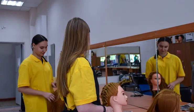 В Красноярске студенты-парикмахеры помогут пожилым людям выглядеть красиво