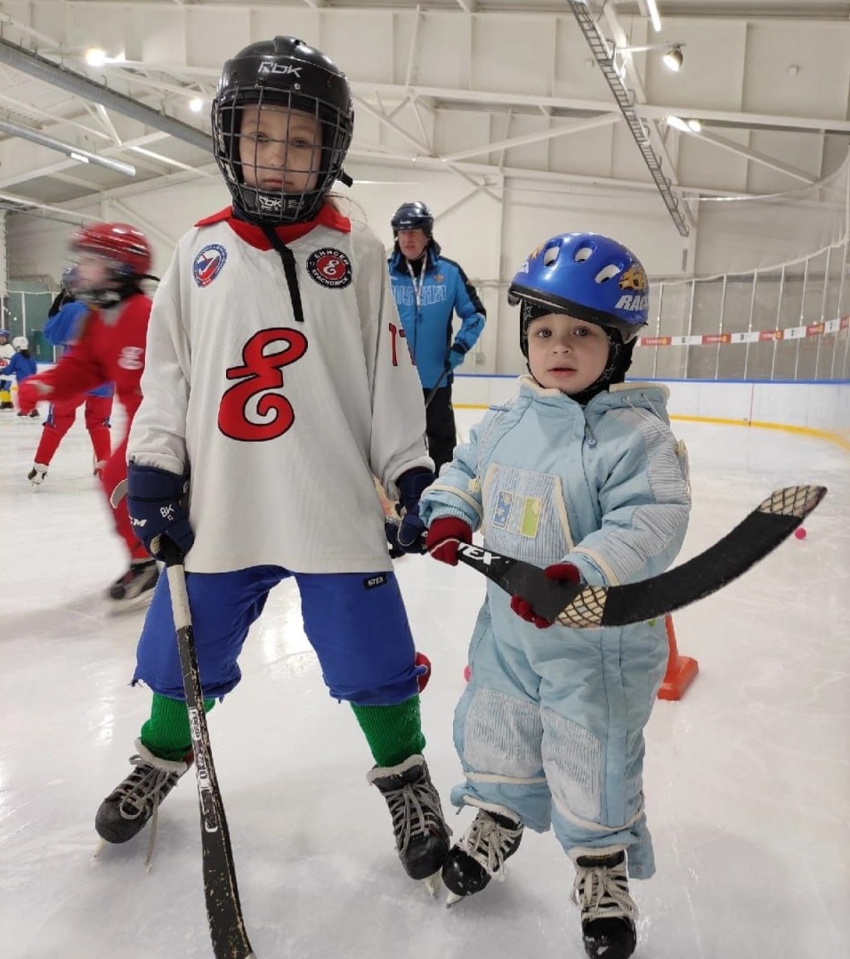 Все дети упорно занимаются хоккеем.