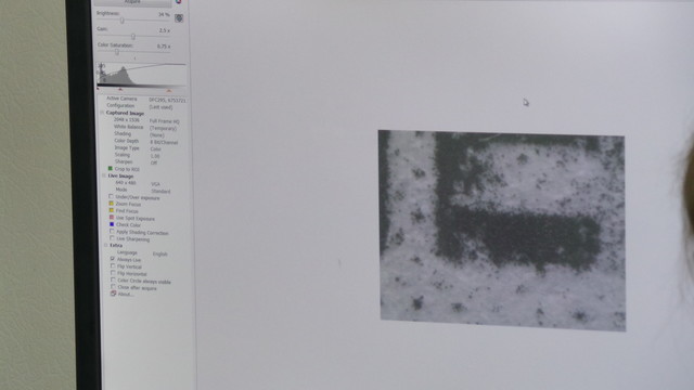 Документ на экране под увеличением микроскопа