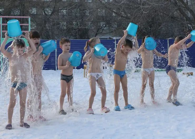 Прохожие в шоке! В красноярском детсаду № 317 малыши обливаются водой в -20 градусов