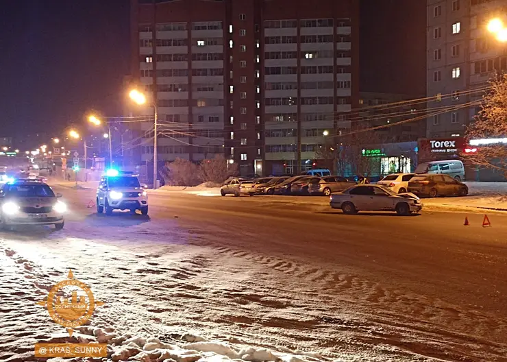 В Красноярске водитель врезался в автомобиль полицейских, чтобы спастись от грабителей