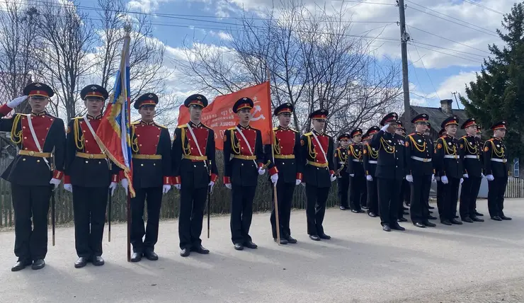 В селе под Красноярском кадеты провели торжественный парад для 99-летнего ветерана
