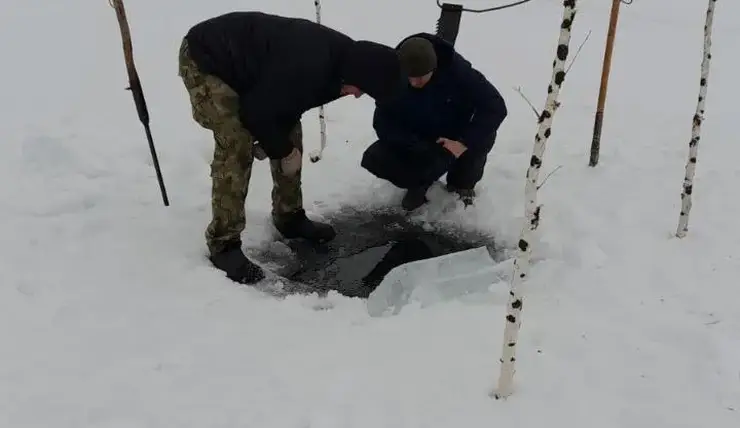 В Красноярском крае сотрудники МЧС спасли сотни рыб от удушья