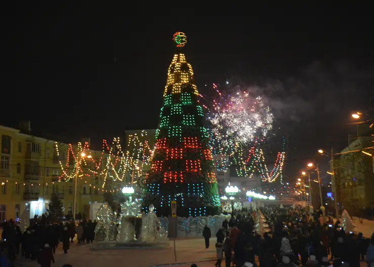 Новогоднюю елку в Ленинском районе Красноярска хотят перенести в другое место