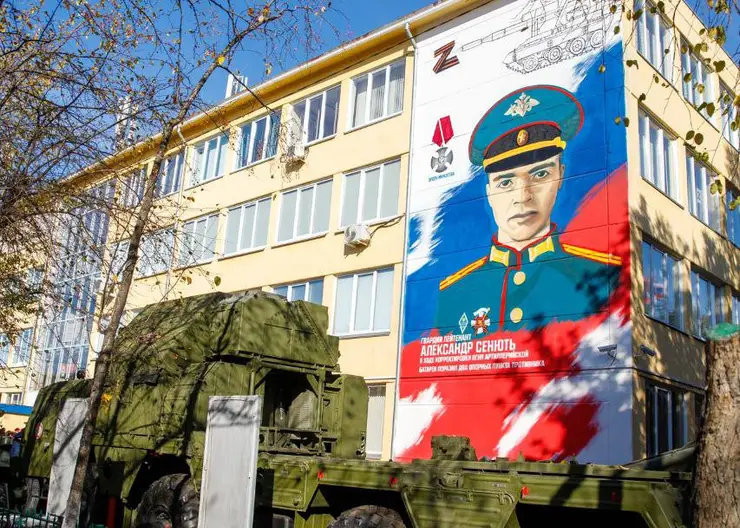 На стену Военного учебного центра СФУ в Академгородке нанесли изображение погибшего на Украине солдата