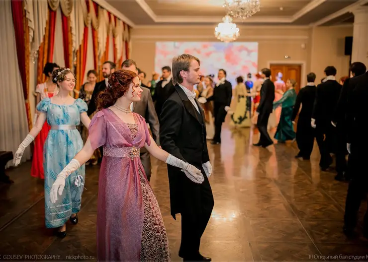 Исторические танцы: где в Красноярске проходят настоящие балы