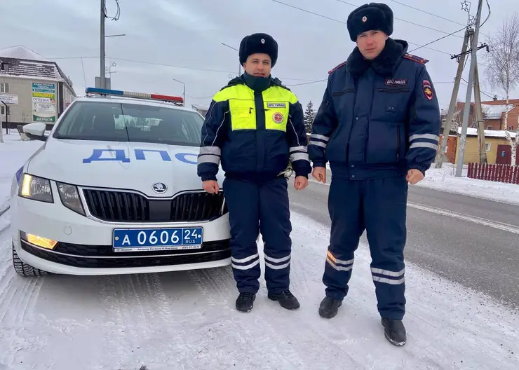 Под Красноярском сотрудники ДПС помогли водителю с пустым топливным баком