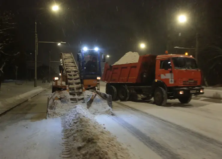 В Красноярске 6 февраля ночью со снегом боролись 110 единиц техники