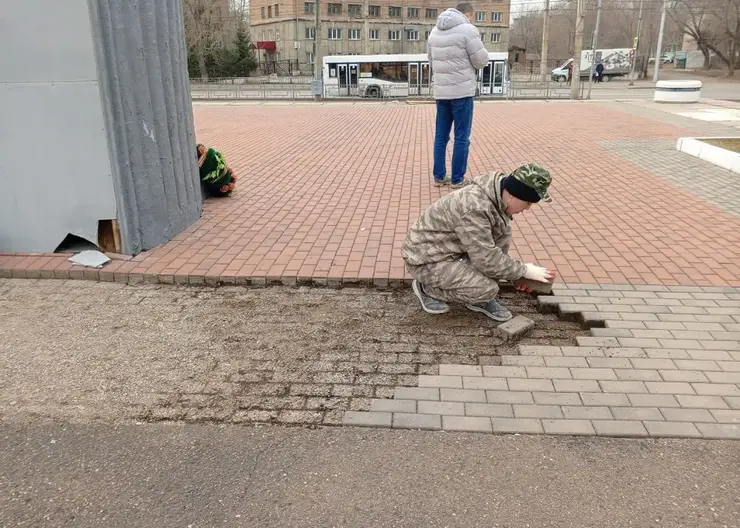 В Красноярске начали ремонтировать памятную стелу в парке Гвардейском