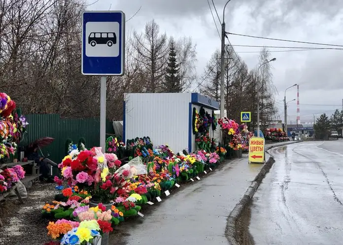 В Красноярске на кладбищах будут ходить автобусы в Родительский день