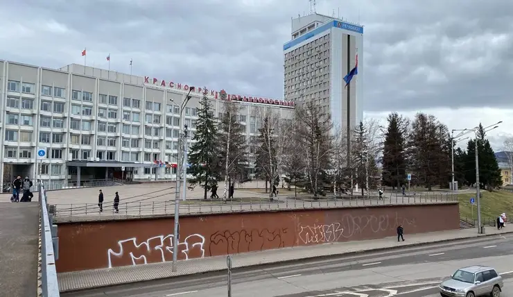 В Красноярске привели в порядок испорченную вандалами подпорную стену на Вейнбаума