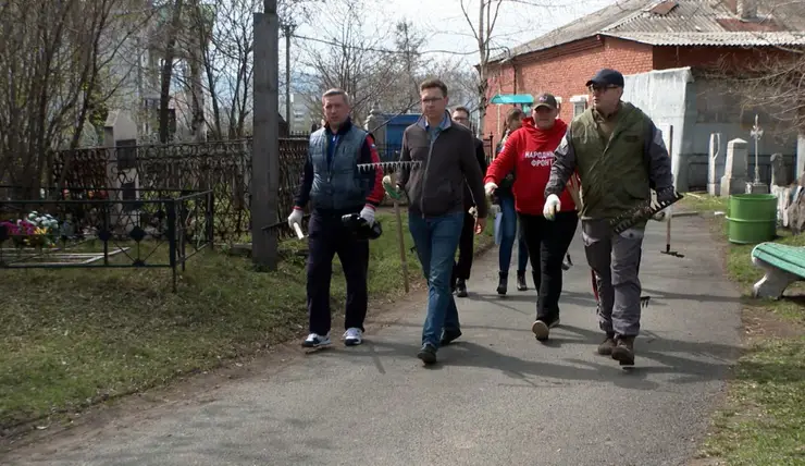 Депутаты горсовета провели традиционную уборку на старейшем кладбище Красноярска