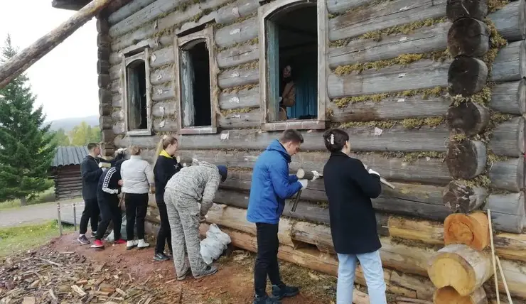 Красноярцев приглашают в «Роев ручей» на мастер-класс по старинным плотницким технологиям