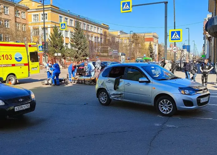 В Красноярске 21-летний мотоциклист пострадал в ДТП на Мира