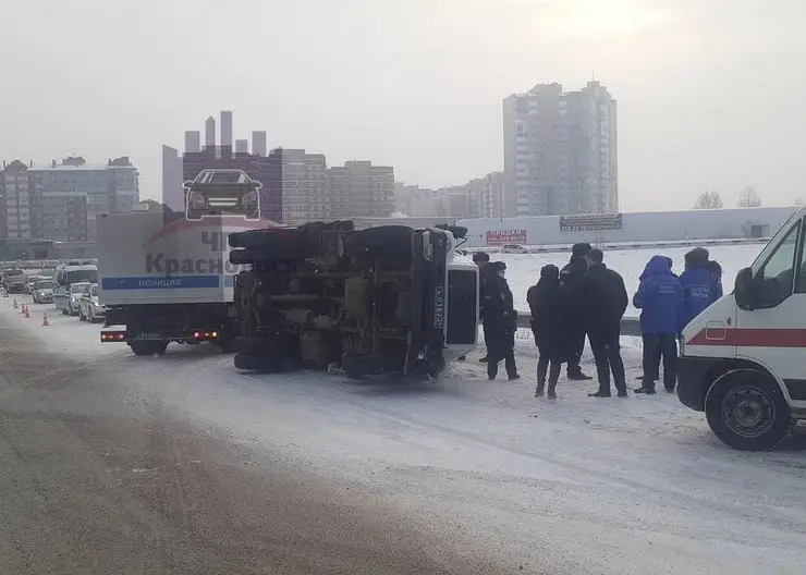 На трассе Красноярского края перевернулся автозак