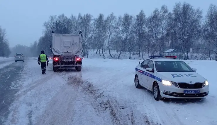 Водителям Красноярского края напомнили правила движения во время снегопада