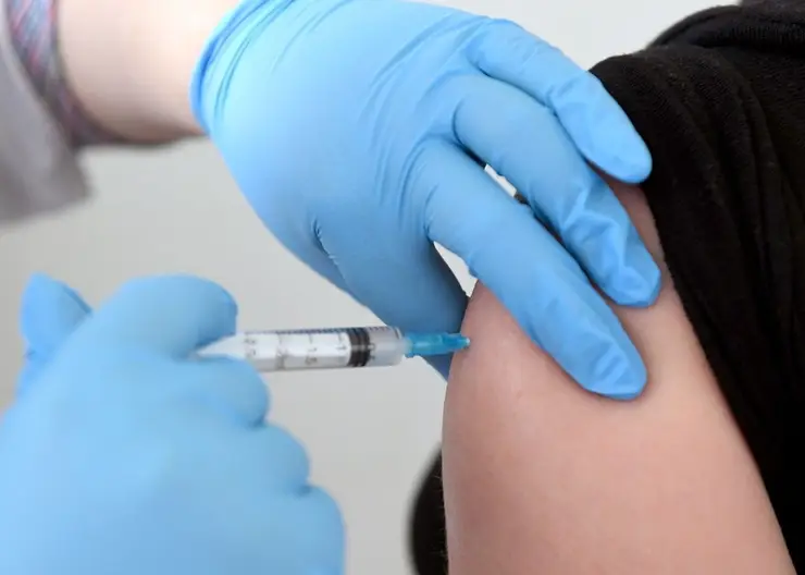 В Красноярском крае 28 января начнут вакцинировать подростков от коронавируса