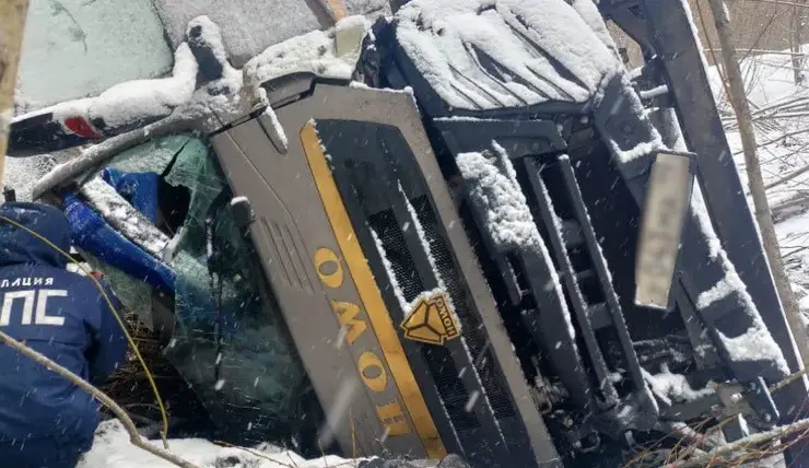 В Красноярском крае водитель грузовика съехал в кювет и разбился насмерть