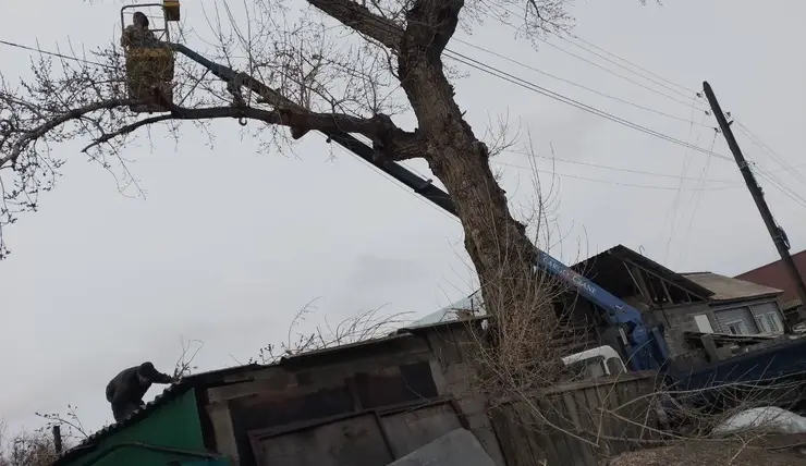 В Красноярском крае рабочего спасли со сломавшегося строительного крана