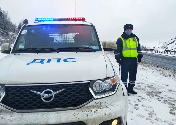 ГИБДД призывает красноярцев внимательно следить за дорогой во время снега