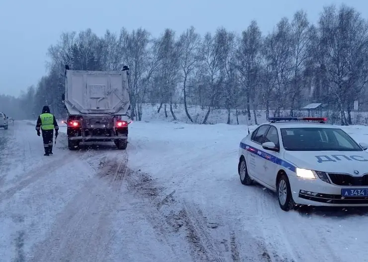 В Красноярском крае на трассе Р-257 «Енисей» ограничивали движение из-за снегопада