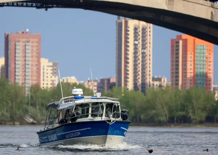 В Красноярске полиция патрулирует акваторию Енисея на катере