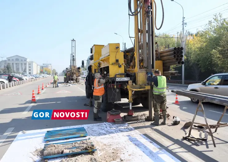 В Красноярске на площади Революции бурят скважины для строительства метро