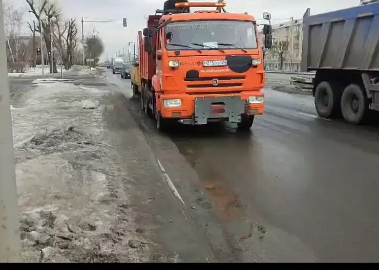 Дорожники после зимы чистят дороги и тротуары Красноярска от песка