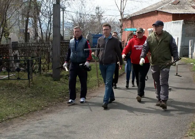 Депутаты горсовета провели традиционную уборку на старейшем кладбище Красноярска