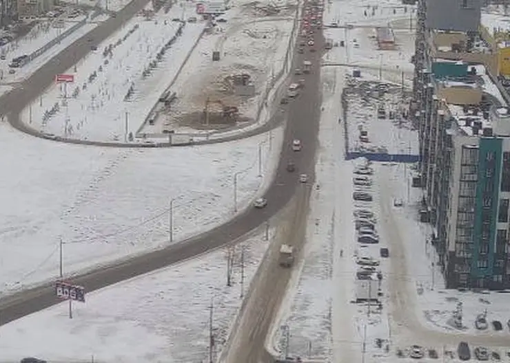 В Красноярске продолжают строить ливневку на улице Авиаторов
