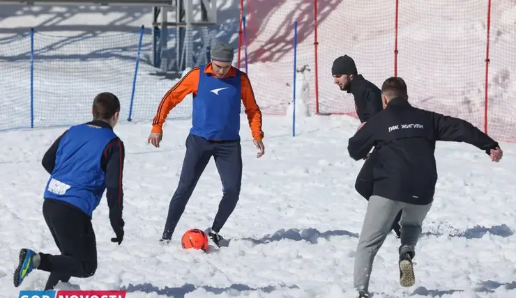 В Красноярске стартовал Суперкубок по футболу на снегу