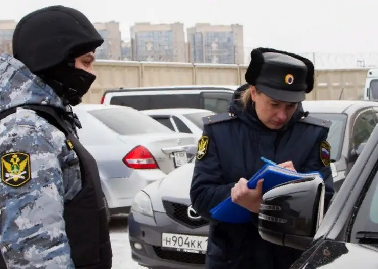 Приставы за неоплаченные штрафы арестовали Mercedes красноярца