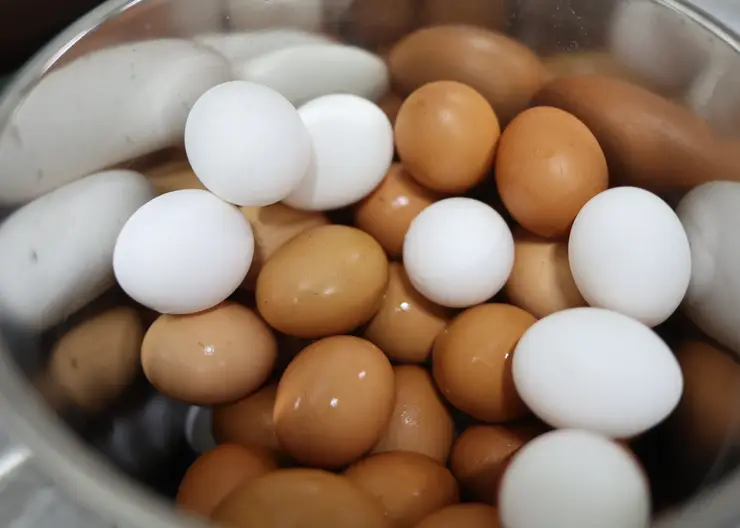 Красноярцам рассказали о гигиене куриных яиц и их приготовлении