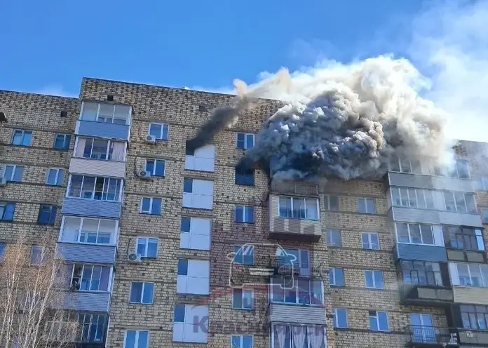 В Красноярске горит квартира в 9-этажке на Свердловской