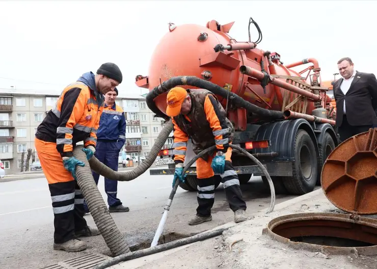 В Красноярске продолжают чистку ливневой канализации
