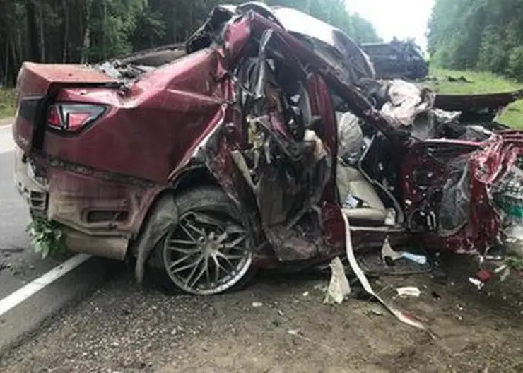 На трассе в Красноярском крае Lexus врезался в грузовик