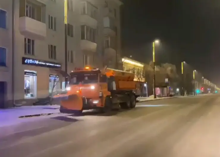 В Красноярске ночью 8 февраля снег с улиц убирали 160 спецмашин