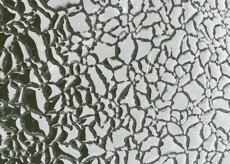 В Красноярском крае на озере Тарай запечатлели «кожаный» лед