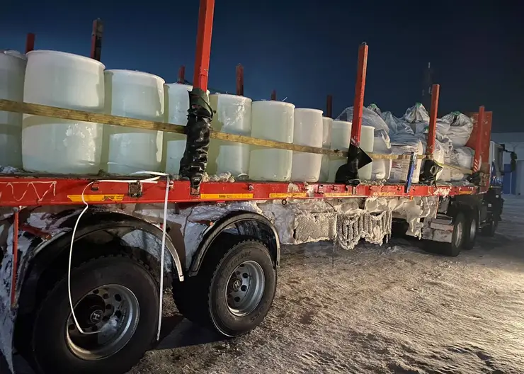 На дороге в Красноярском крае в результате ДТП опрокинулась бочка с соляной кислотой